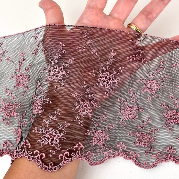 Dentelle glycines roses sur tulle noir 13cm Dentelle glycines roses sur tulle noir 13cm