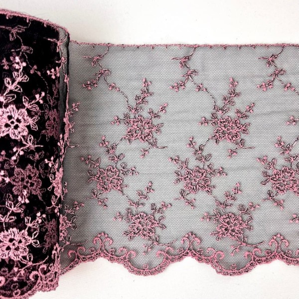 Dentelle glycines roses sur tulle noir 13cm Dentelle glycines roses sur tulle noir 13cm