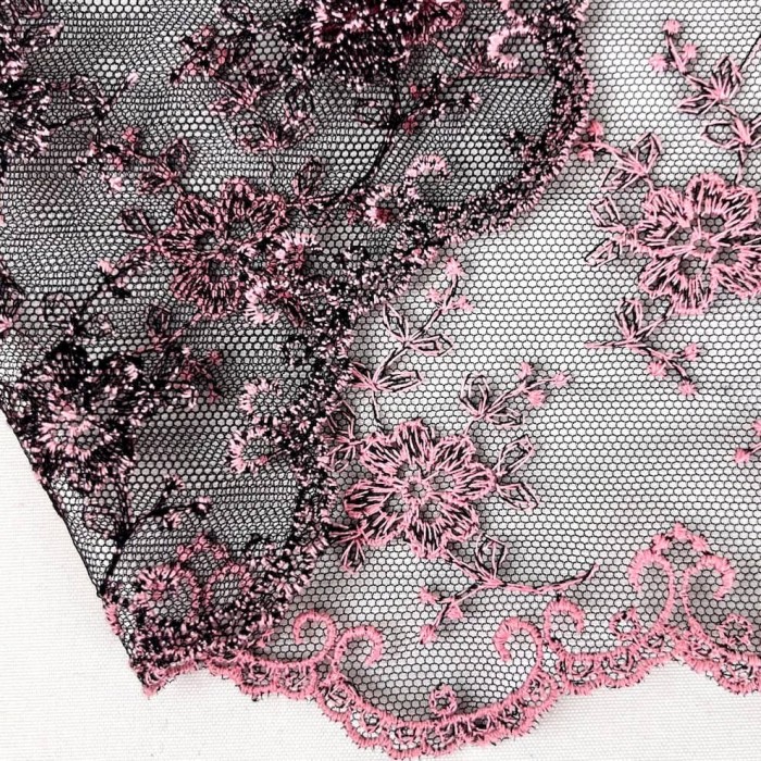 Dentelle glycines roses sur tulle noir 13cm Dentelle glycines roses sur tulle noir 13cm