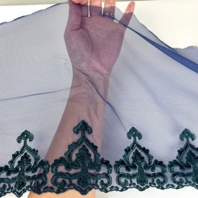 Dentelle arabesque verte foncée sur tulle bleu marine 26cm Dentelle arabesque verte foncée sur tulle bleu marine 26cm