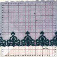 Dentelle arabesque verte foncée sur tulle bleu marine 26cm Dentelle arabesque verte foncée sur tulle bleu marine 26cm