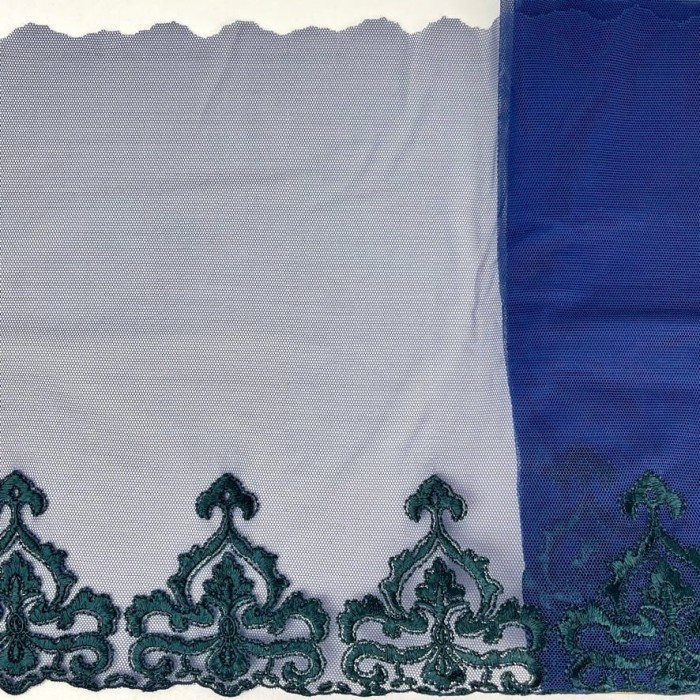 Dentelle arabesque verte foncée sur tulle bleu marine 26cm Dentelle arabesque verte foncée sur tulle bleu marine 26cm