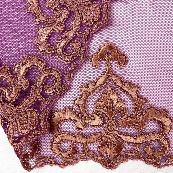 Dentelle arabesque bronze sur tulle violet 23cm Dentelle arabesque bronze sur tulle violet 23cm