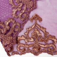 Dentelle arabesque bronze sur tulle violet 23cm Dentelle arabesque bronze sur tulle violet 23cm