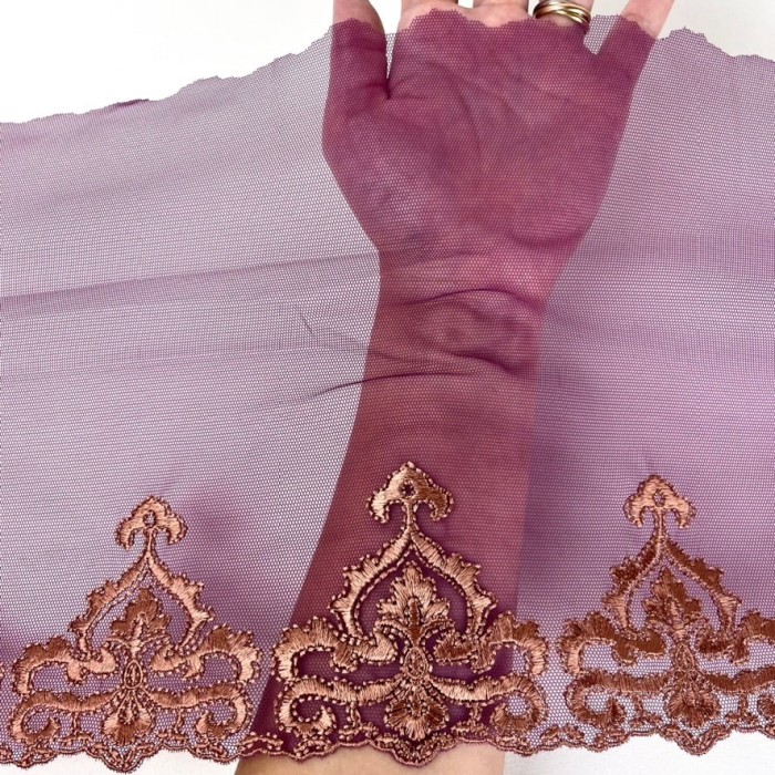 Dentelle arabesque bronze sur tulle violet 23cm Dentelle arabesque bronze sur tulle violet 23cm