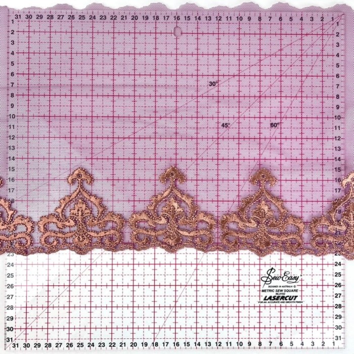 Dentelle arabesque bronze sur tulle violet 23cm Dentelle arabesque bronze sur tulle violet 23cm