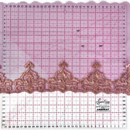 Dentelle arabesque bronze sur tulle violet 23cm Dentelle arabesque bronze sur tulle violet 23cm