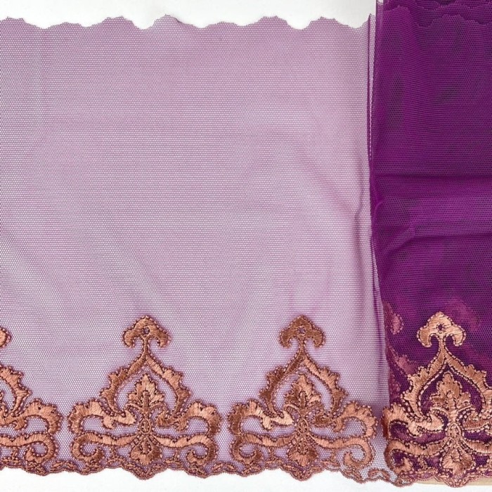 Dentelle arabesque bronze sur tulle violet 23cm Dentelle arabesque bronze sur tulle violet 23cm