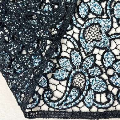 Dentelle macramé fleurs bleues sur noir 14cm Dentelle macramé fleurs bleues sur noir 14cm