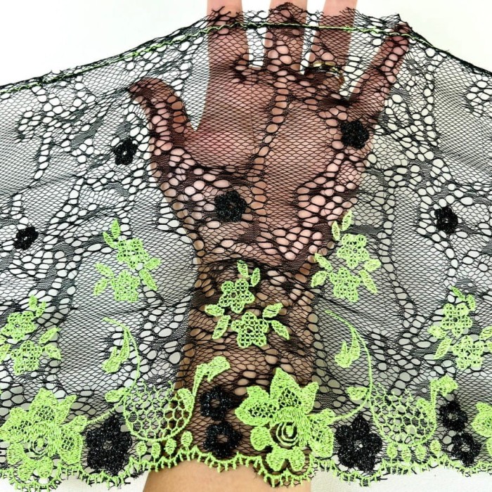 Dentelle fleurs néon vert sur tulle noir 21cm