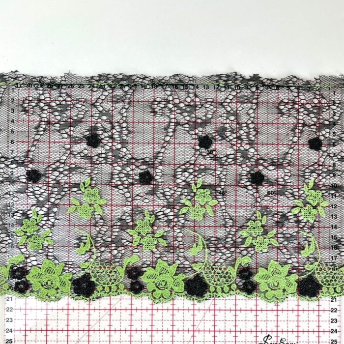 Dentelle fleurs néon vert sur tulle noir 21cm
