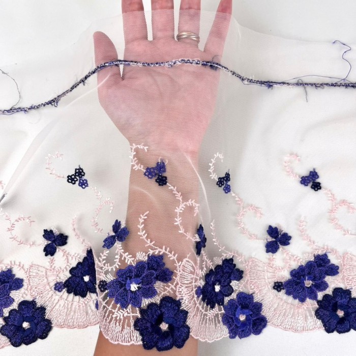 Dentelle fleurs violettes sur tulle rose 26cm