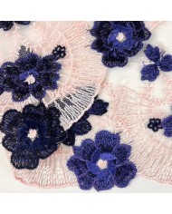 Dentelle fleurs violettes sur tulle rose 26cm