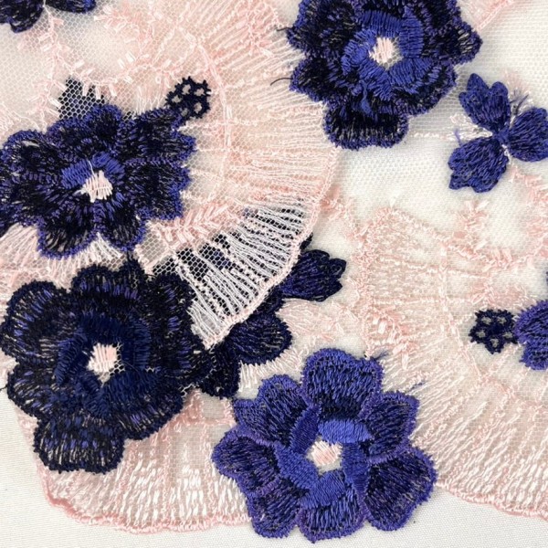Dentelle fleurs violettes sur tulle rose 26cm Dentelle fleurs violettes sur tulle rose 26cm