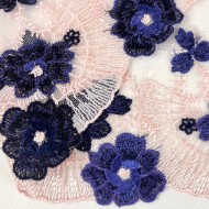 Dentelle fleurs violettes sur tulle rose 26cm