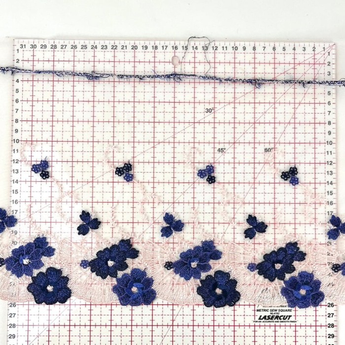 Dentelle fleurs violettes sur tulle rose 26cm