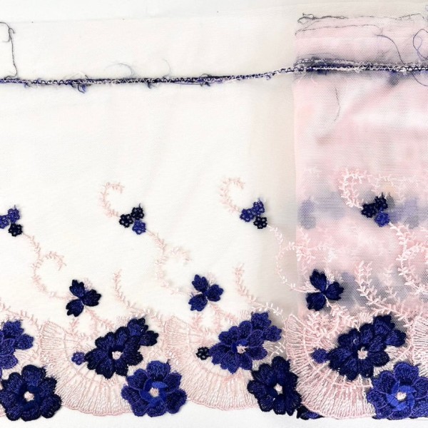 Dentelle fleurs violettes sur tulle rose 26cm Dentelle fleurs violettes sur tulle rose 26cm