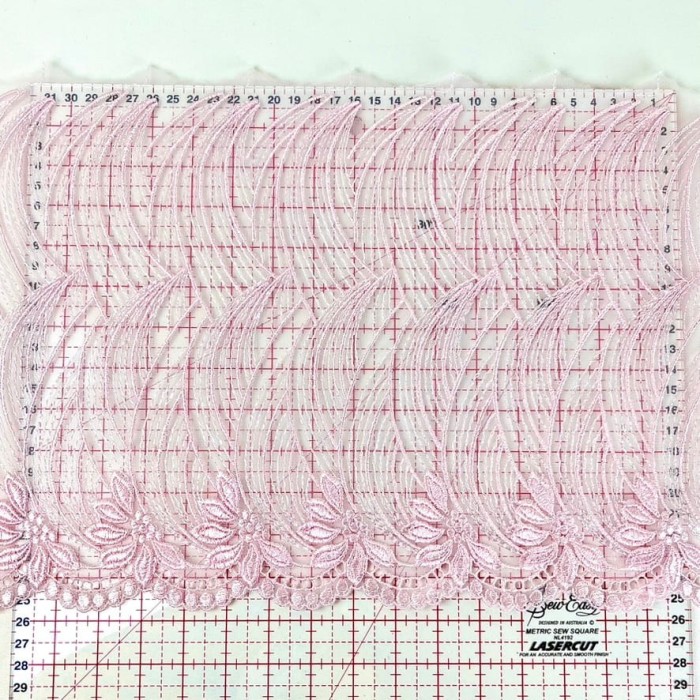 Dentelle vagues roses sur tulle rose 25.5cm