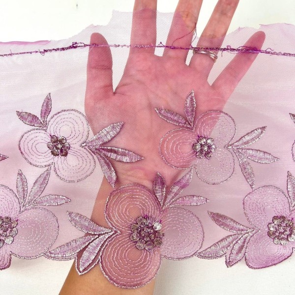 Dentelle fleurs violettes argentées sur tulle violet 18cm Dentelle fleurs violettes argentées sur tulle violet 18cm
