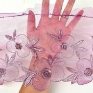 Dentelle fleurs violettes argentées sur tulle violet 18cm