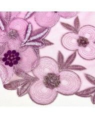 Dentelle fleurs violettes argentées sur tulle violet 18cm