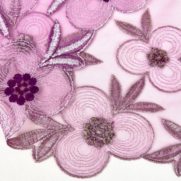 Dentelle fleurs violettes argentées sur tulle violet 18cm
