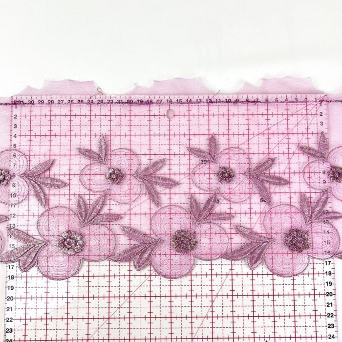 Dentelle fleurs violettes argentées sur tulle violet 18cm