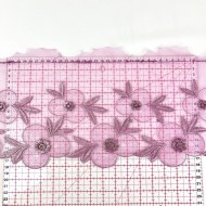 Dentelle fleurs violettes argentées sur tulle violet 18cm