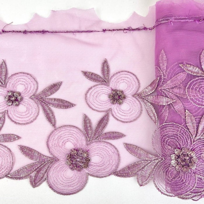 Dentelle fleurs violettes argentées sur tulle violet 18cm