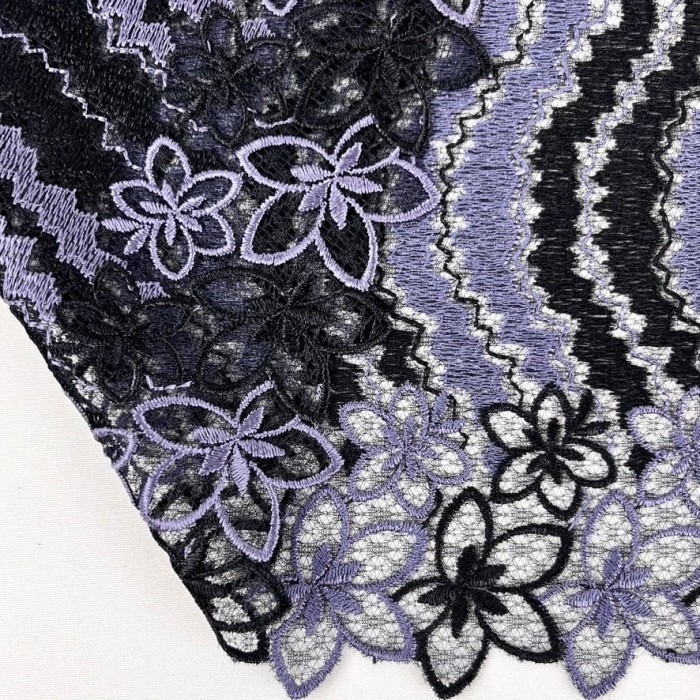 Dentelle vagues parmes sur tulle noir 22cm