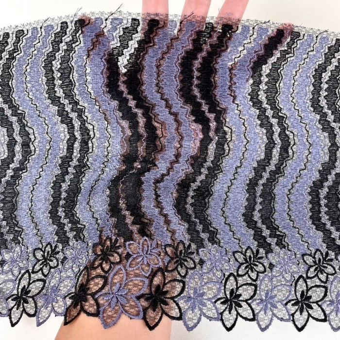 Dentelle vagues parmes sur tulle noir 22cm