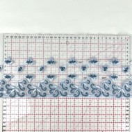 Dentelle fleurs spirales grises bleues sur tulle bleu clair 16cm