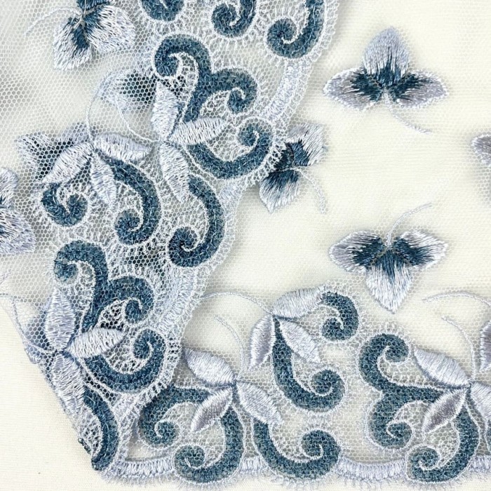 Dentelle fleurs spirales grises bleues sur tulle bleu clair 16cm