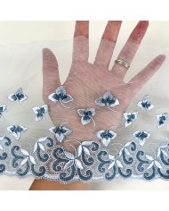 Dentelle fleurs spirales grises bleues sur tulle bleu clair 16cm
