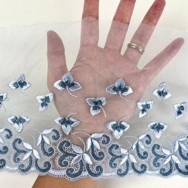 Dentelle fleurs spirales grises bleues sur tulle bleu clair 16cm Dentelle fleurs spirales grises bleues sur tulle bleu clair 16cm