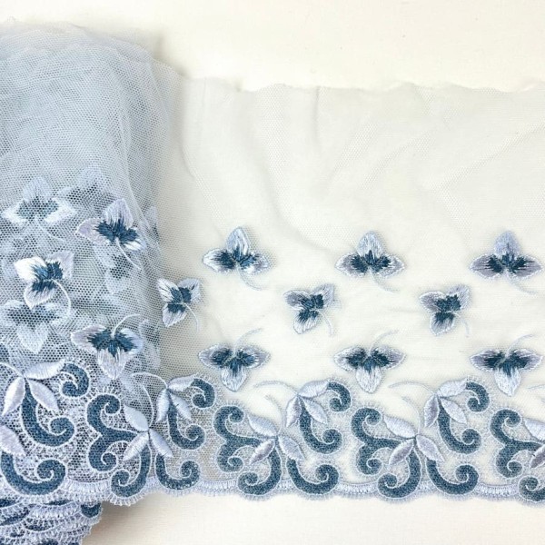 Dentelle fleurs spirales grises bleues sur tulle bleu clair 16cm Dentelle fleurs spirales grises bleues sur tulle bleu clair 16cm