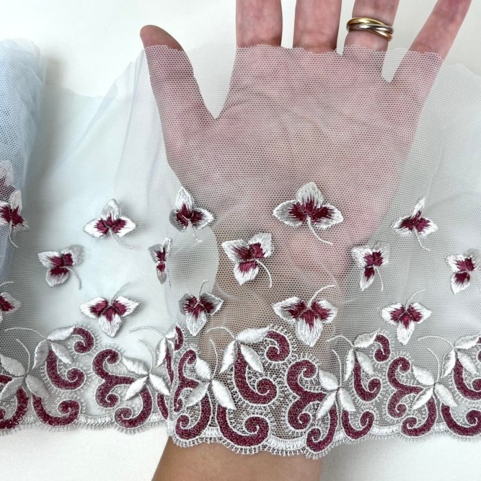 Dentelle fleurs spirales bordeaux argentées sur tulle bleu clair 16cm