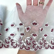 Dentelle fleurs spirales bordeaux argentées sur tulle bleu clair 16cm