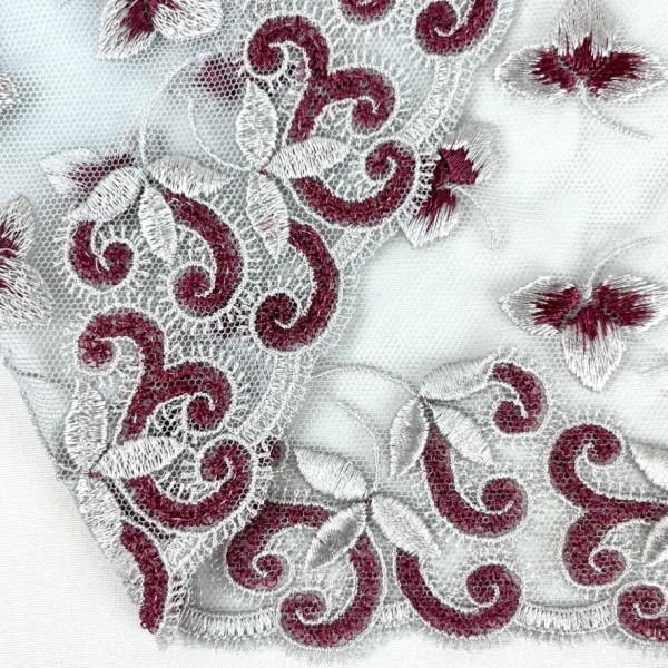 Dentelle fleurs spirales bordeaux argentées sur tulle bleu clair 16cm Dentelle fleurs spirales bordeaux argentées sur tulle bleu clair 16cm