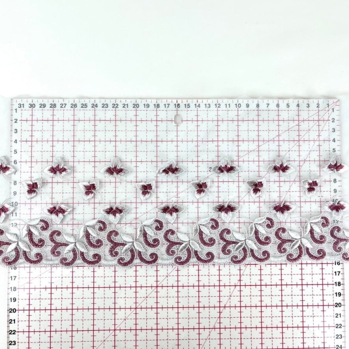 Dentelle fleurs spirales bordeaux argentées sur tulle bleu clair 16cm