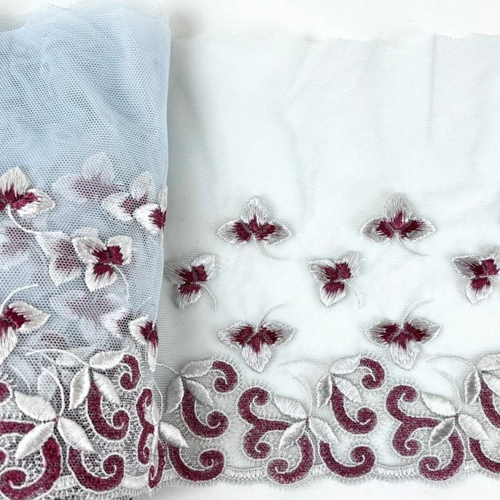 Dentelle fleurs spirales bordeaux argentées sur tulle bleu clair 16cm