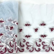 Dentelle fleurs spirales bordeaux argentées sur tulle bleu clair 16cm