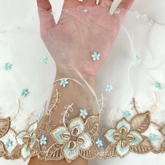 Dentelle fleurs dorées bleues ciel sur tulle blanc 19cm