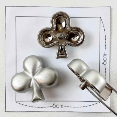 Bouton plastique trèfle argenté 30mm