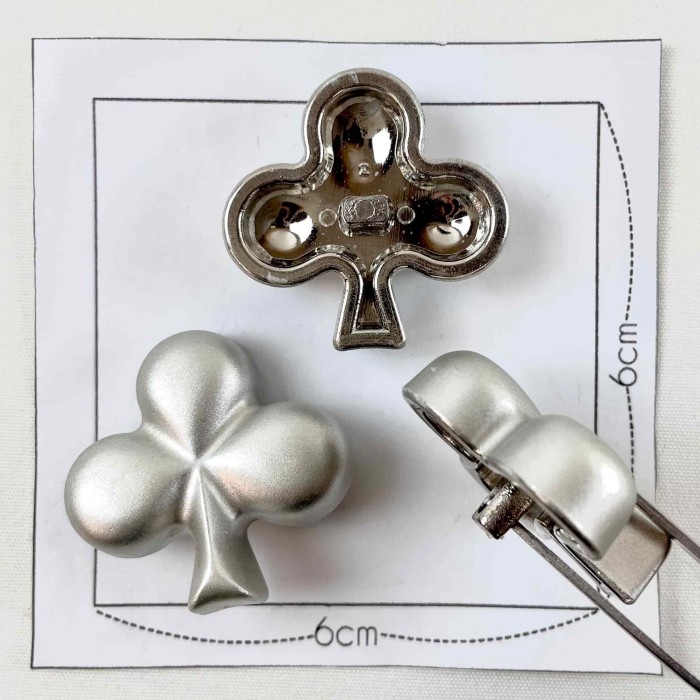 Bouton plastique trèfle argenté 30mm Bouton plastique trèfle argenté 30mm