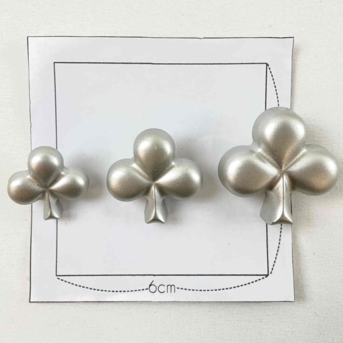 Bouton plastique trèfle argenté 30mm Bouton plastique trèfle argenté 30mm