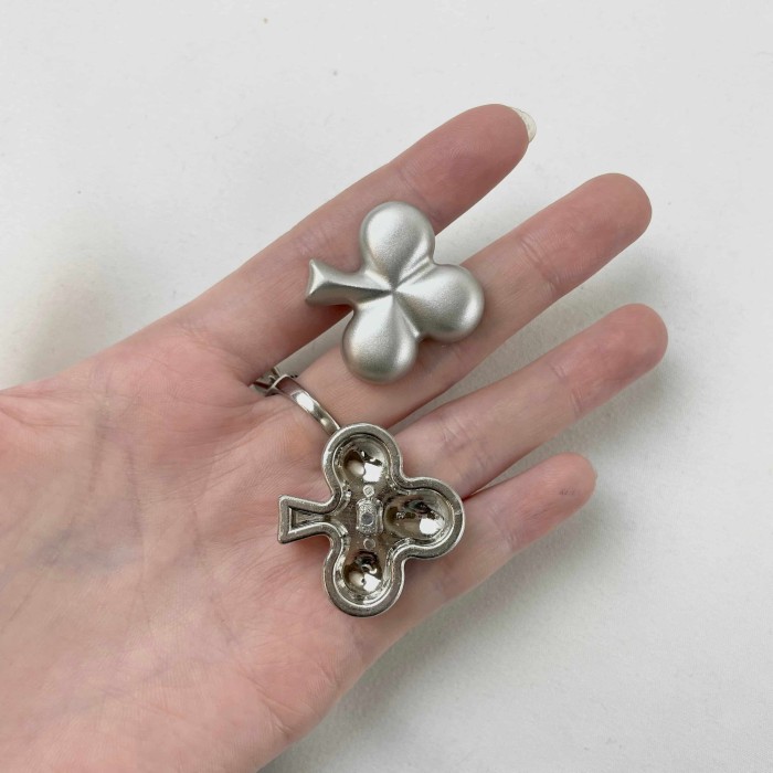 Bouton plastique trèfle argenté 30mm Bouton plastique trèfle argenté 30mm