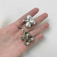 Bouton plastique trèfle argenté 30mm Bouton plastique trèfle argenté 30mm