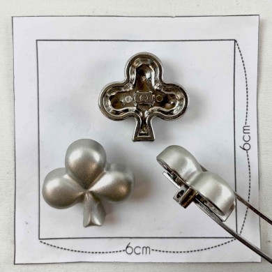 Bouton plastique trèfle argenté 25mm Bouton plastique trèfle argenté 25mm