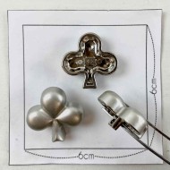 Bouton plastique trèfle argenté 25mm